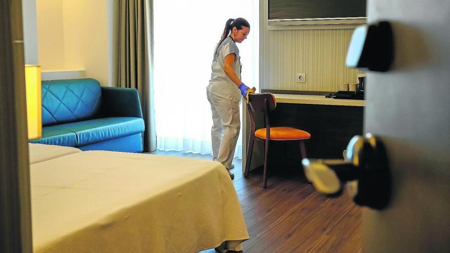 Una camarera de piso de un hotel de Benidorm, en mitad de su jornada laboral.