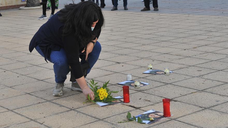 Una vecina homenajea a Alicia en la despedida que le dedicaron el domingo en la pedanía de La Hoya