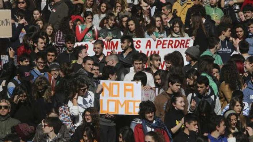 Estudiantes de la mayoría de los veinte institutos de la capital y de varios de la provincia, ayer.