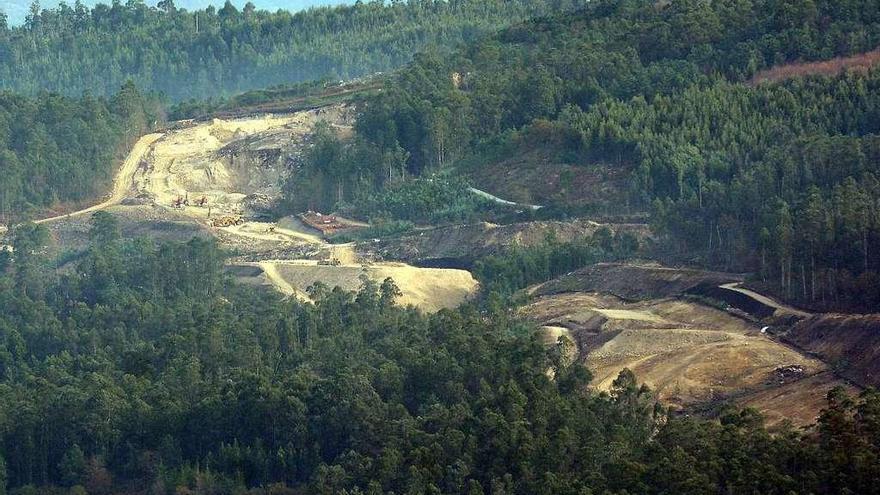 Vista general de los desmontes y movimientos de tierras para la A-57 entre Vilaboa y Marcón. // R. Vázquez