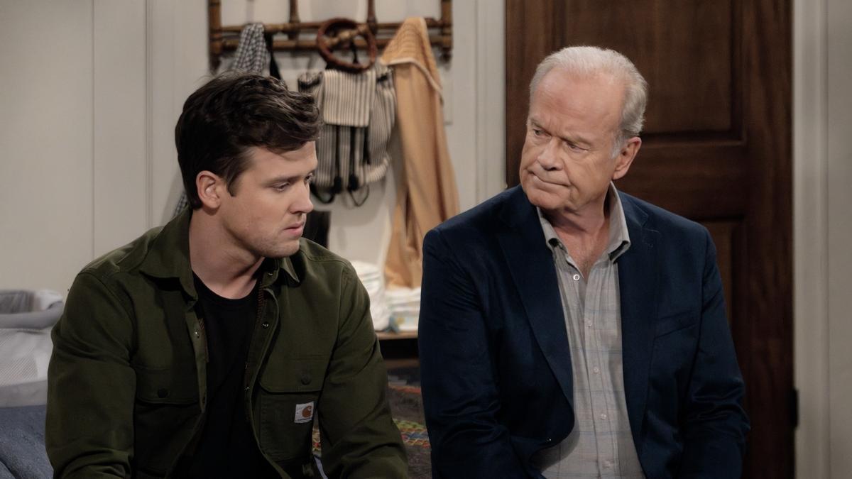 Jack Cutmore-Scott (Freddy) y Kelsey Grammer (Frasier) en la nueva Frasier.