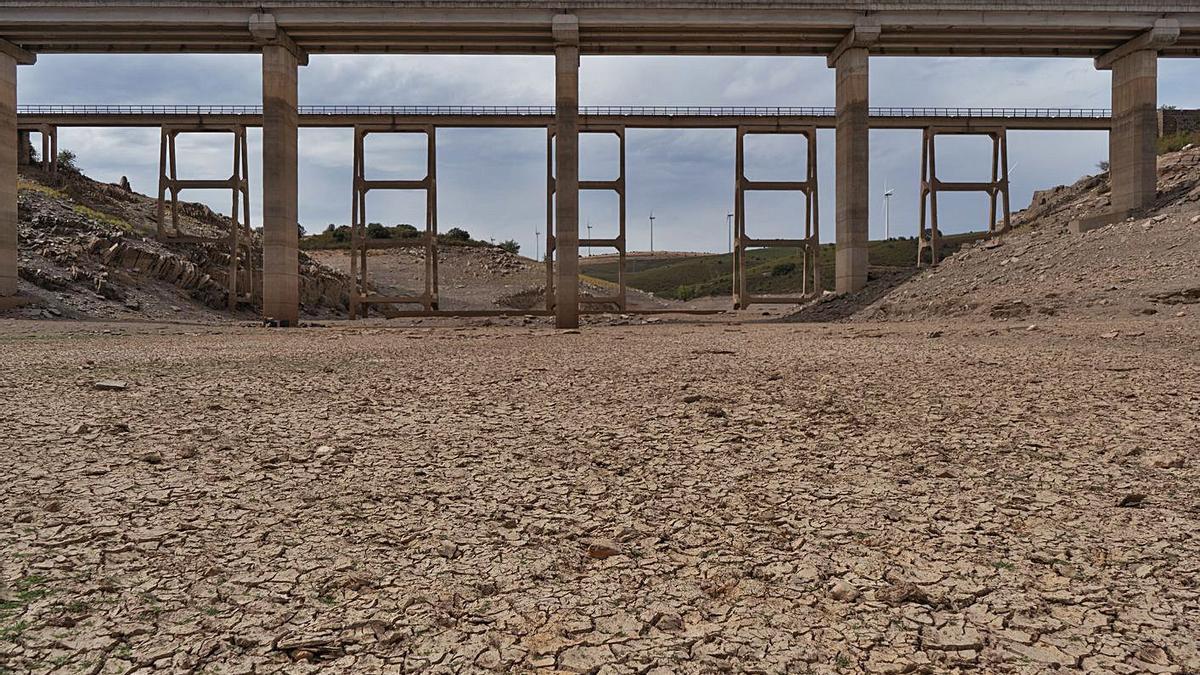 El embalse de Ricobayo, seco a la altura de Manzanal del Barco.