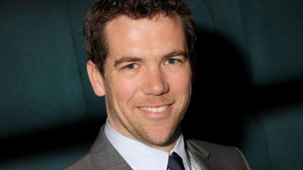 ¿Quién es Patrick Brammall, el actor de 'El diablo viste de Prada 2' que protagoniza un romance con Anne Hathaway?