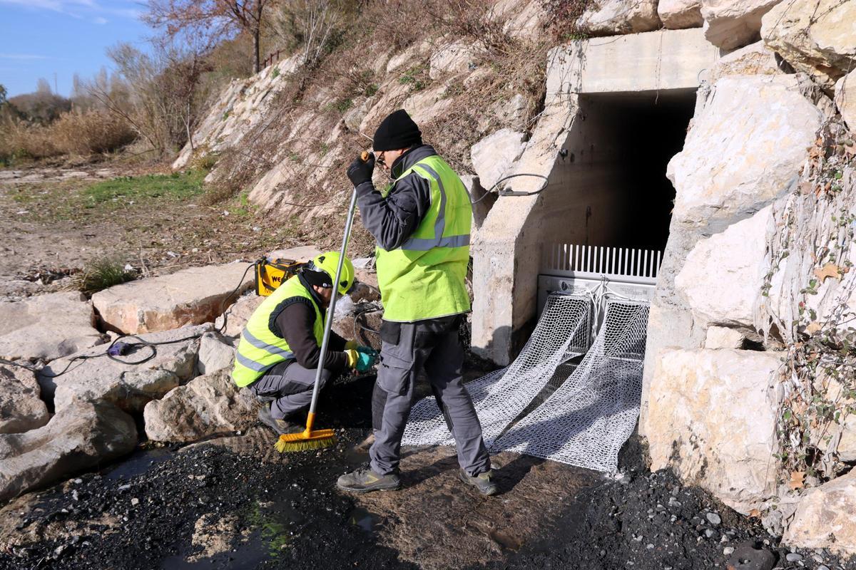 Instal·lació de les xarxes en un dels sobreeixidors