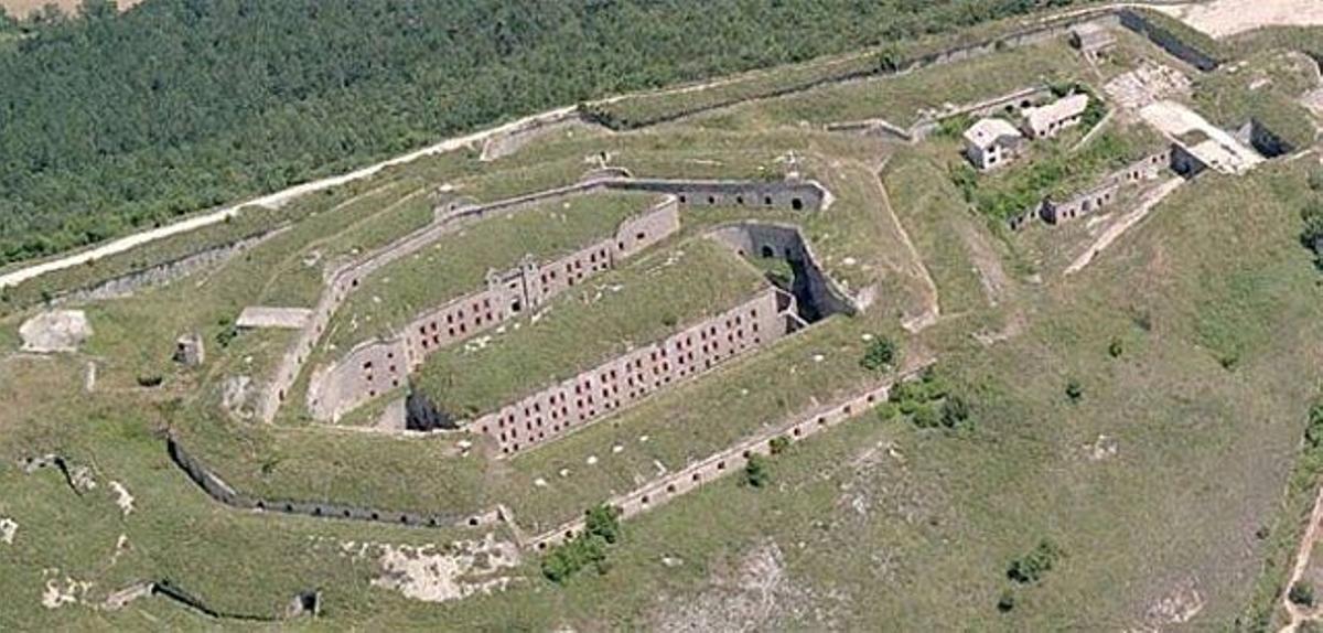 Vista aérea del fuerte de San Cristóbal, que cubre la cima del monte Ezkaba.VISTA AÉREA DEL FUERTE DE SAN CRISTÓBAL EN EL MONTE EZKABA CERCA DE PAMPLONA