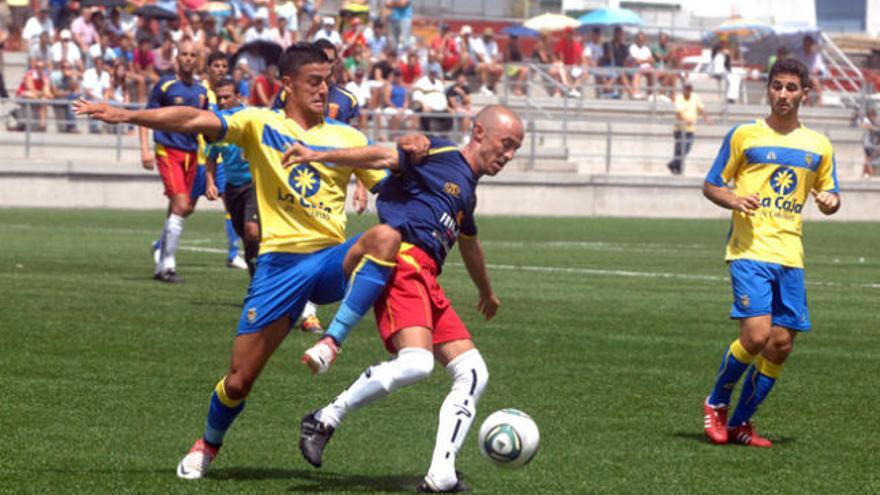 El amarillo Cristian, que ayer marcó y fue expulsado, en la disputa de la 1ª jornada ante el Gomera. A la derecha, Néstor. | lp / dlp