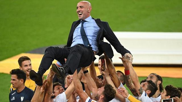 Los jugadores del Sevilla mantean a 'Monchi'