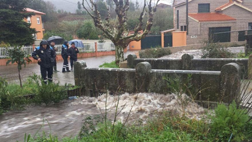 El río dos Ladróns se desbordó en Moaña // FGS