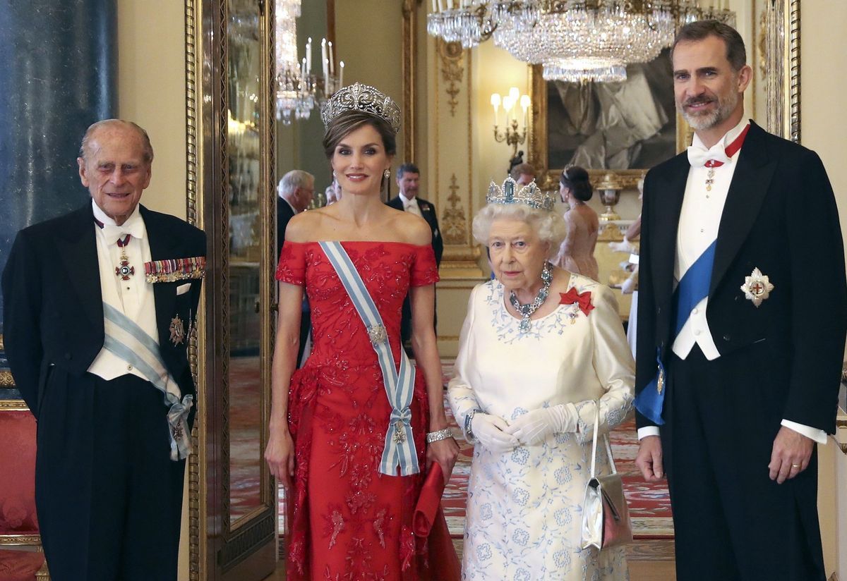 Felipe y Letizia, en abril de 2017, en la visita de Estado que hicieron a la reina Isabel II y el duque de Edimburgo.