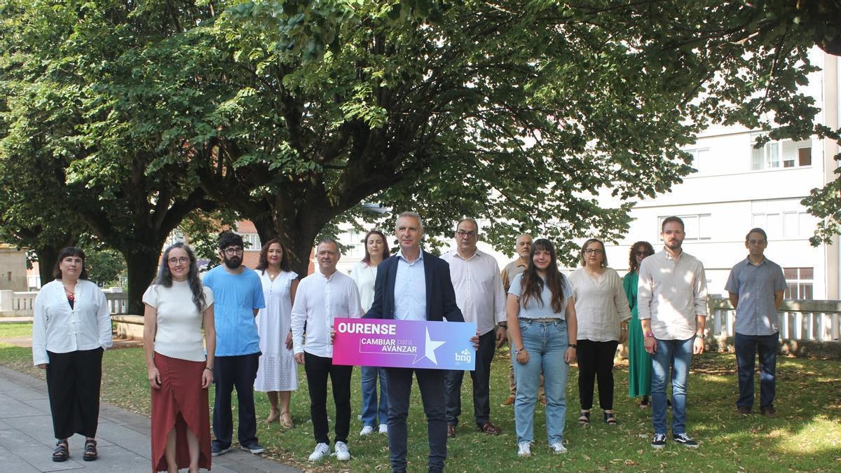 El candidato a la alcaldía, Luis Seara, presentando al equipo con el que conforma la lista.