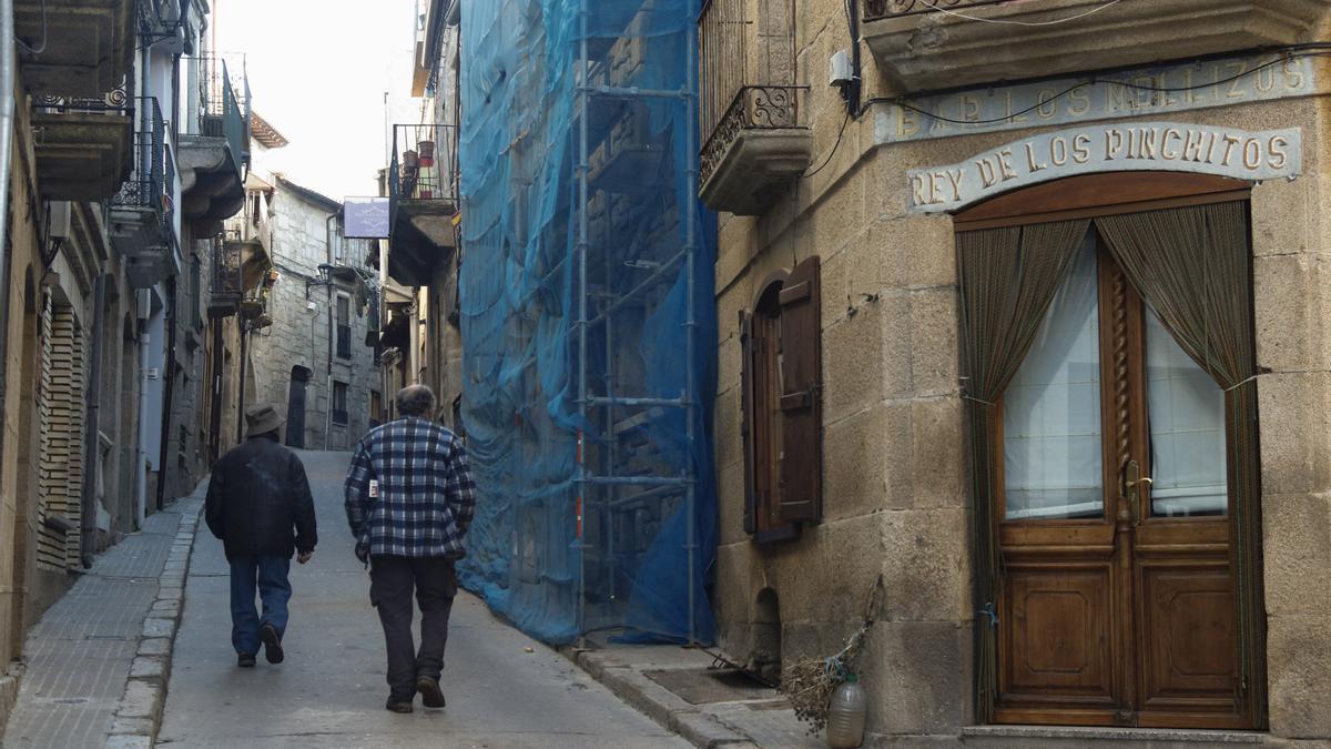 Dos personas pasean por Fermoselle.