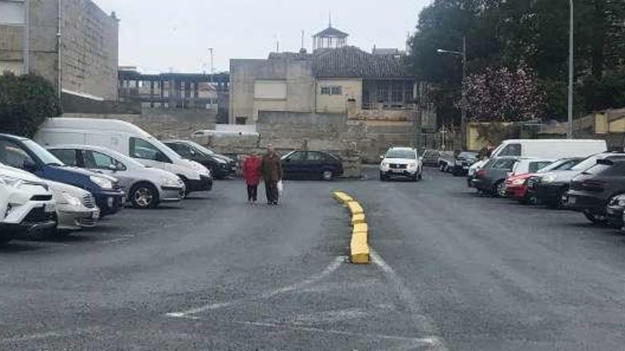 El aparcamiento de Entrehortas (O Grove), ayer. // Muñiz