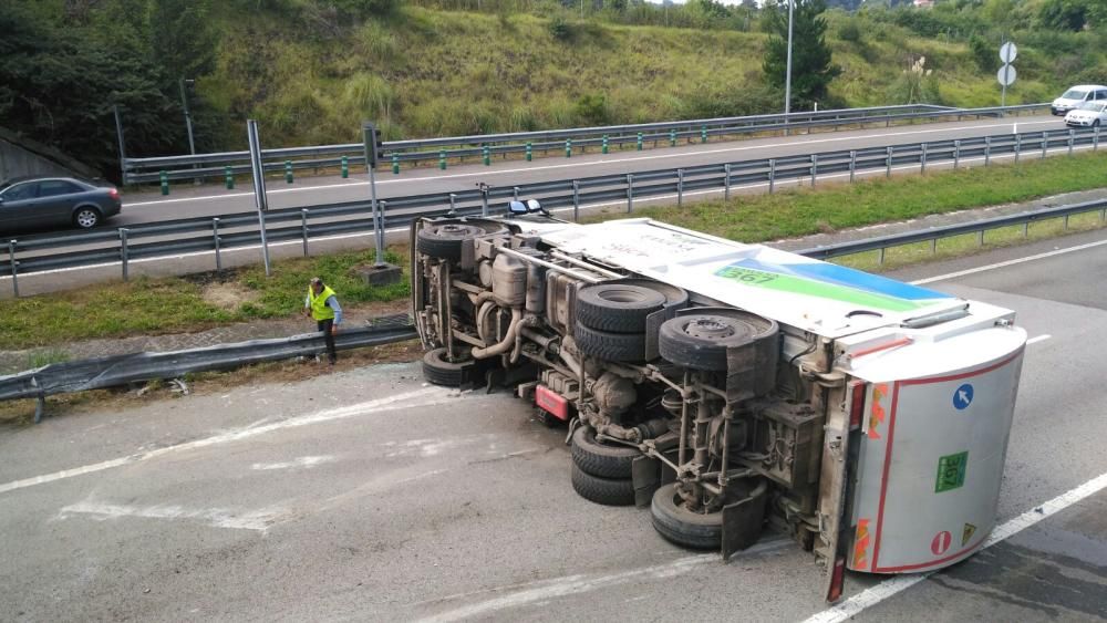 El vuelco de un camión obliga a cortar la Autovía