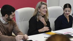 Yolanda Díaz, entre el ministro de Derechos Sociales, Consumo y Agenda 2030, Pablo Bustinduy, y la ministra de Juventud e Infancia, Sira Rego, este sábado en Madrid.
