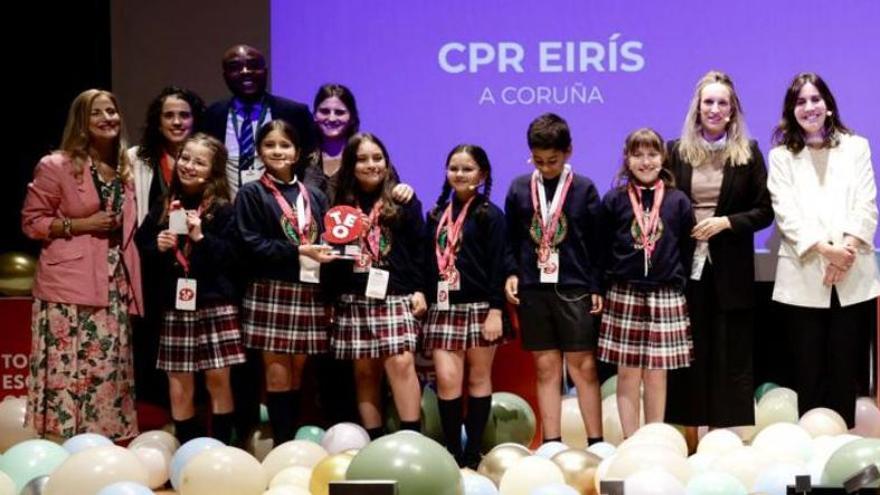Alumnos premiados en el Torneo Escolar de Oratoria de la Fundación Barrié. |  LOC