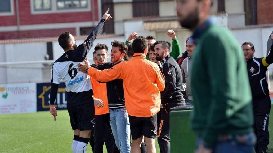 Súper, de espaldas, celebra su tanto con Iván Ania y demás miembros del banquillo caudalista.