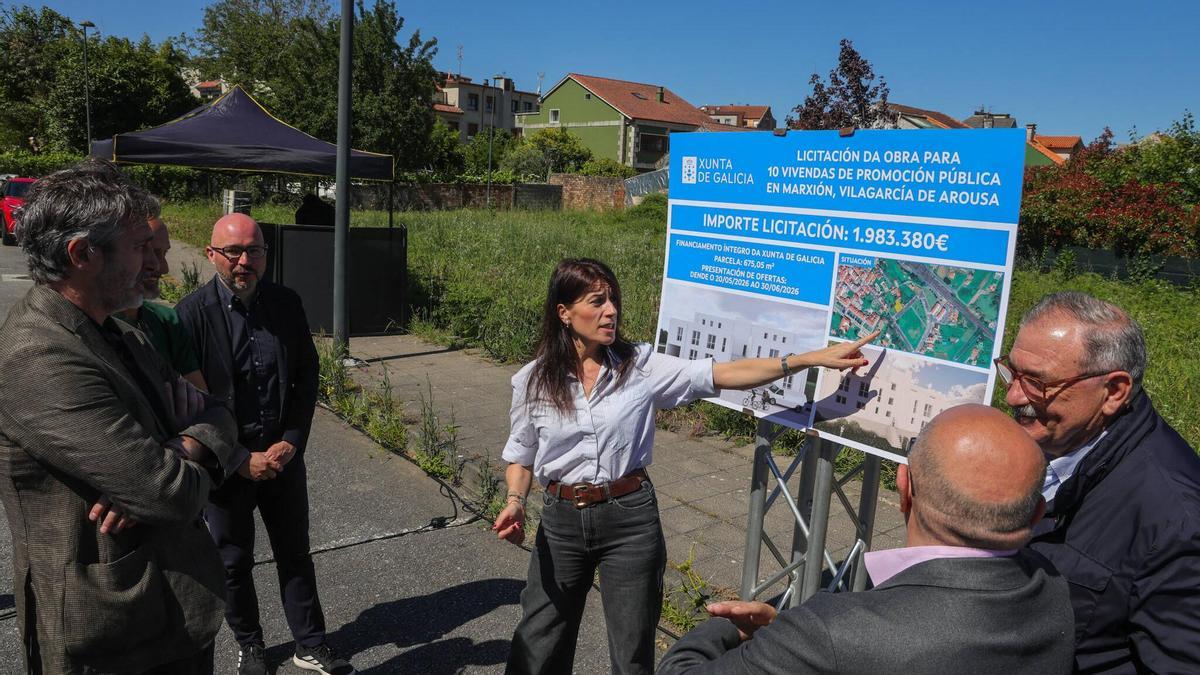 La conselleira Martínez Allegue mostrando el cartel anunciador de la obra.