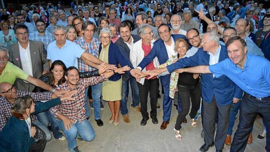 Els ponents fent pinya amb polítics i dirigents berguedans, amb el públic al fons, al final de l&#039;acte d&#039;ahir