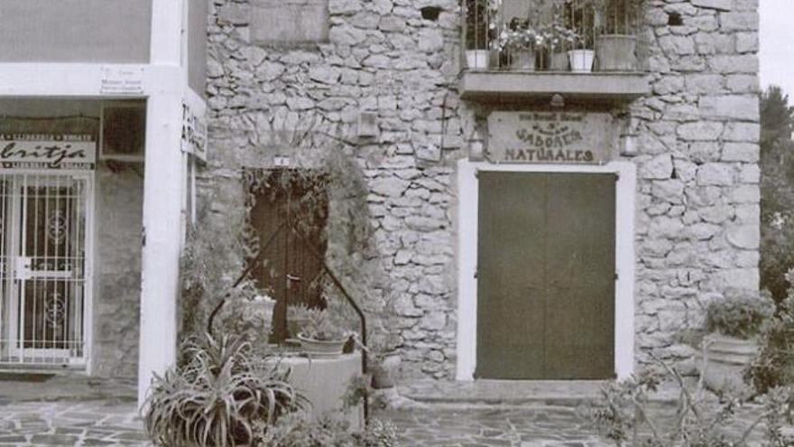 La fachada desfigurada de la antigua escuela.