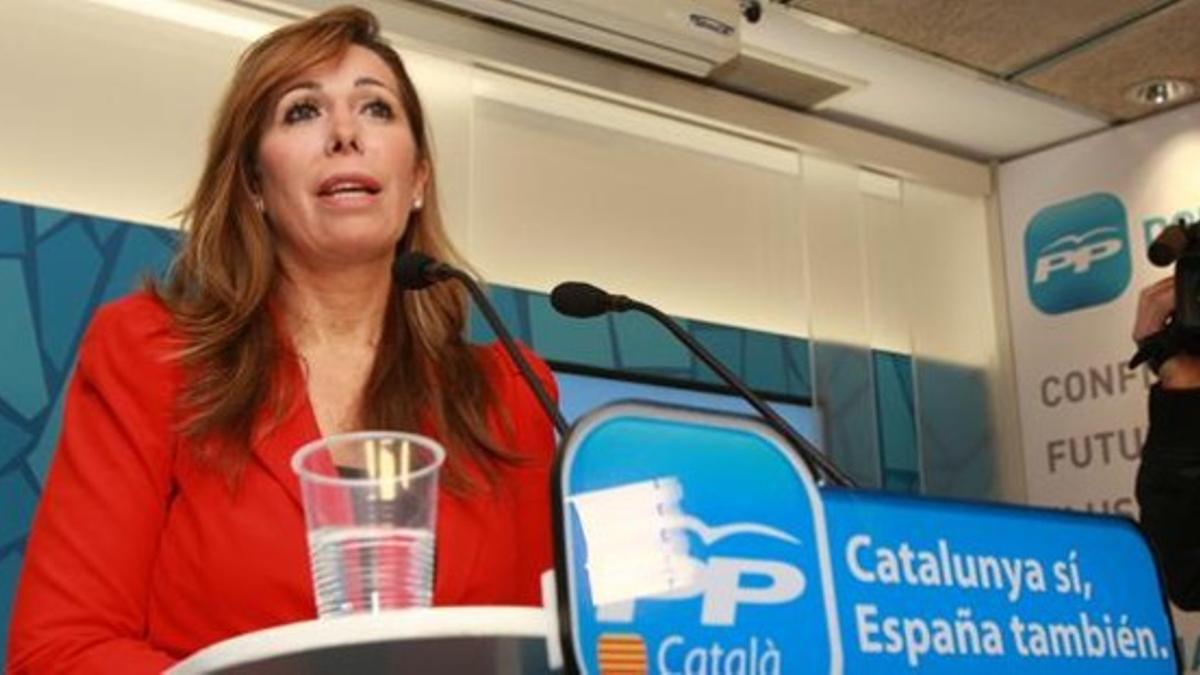 La presidenta del PPC, Alicia Sánchez Camacho, en rueda de prensa, en la sede del PP.