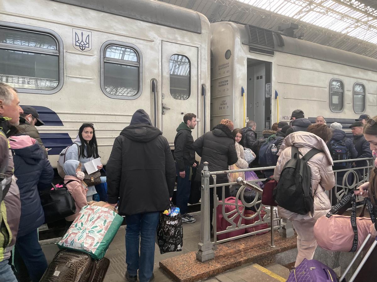 Pasajero abordan un tren hacia Kiev en la estación de Lviv