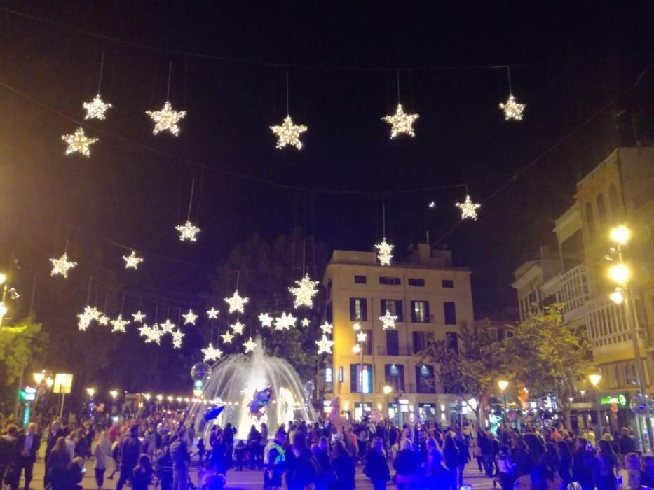 Im Rahmen eines bunten Programms auf dem Borne-Boulevard begann am Donnerstag (23.11.) das feierliche Glitzern.