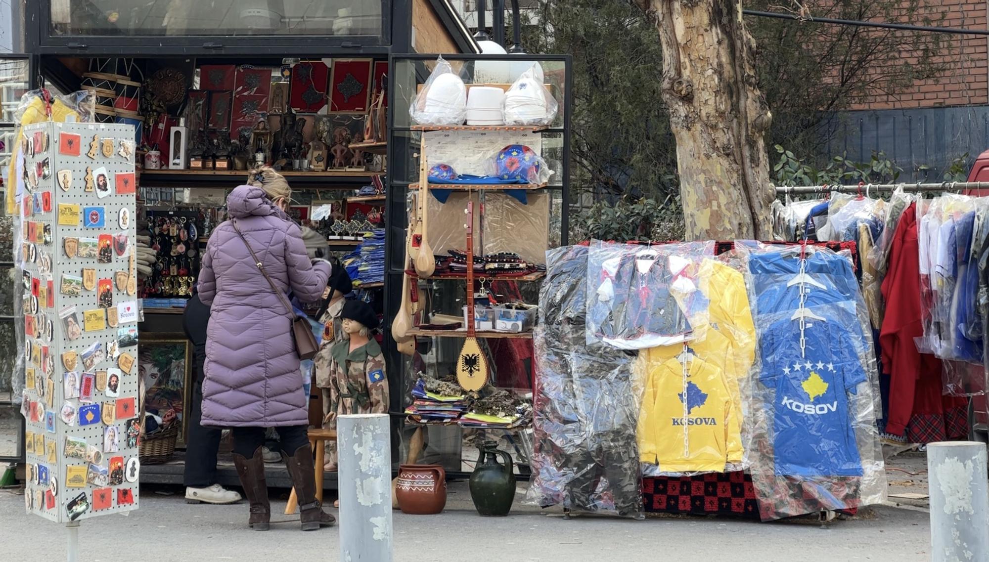 Un mujer compra en un quiosco de una calle de Pristina, la capital kosovar.