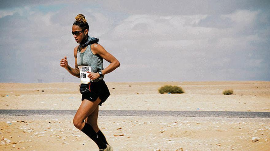 Für mehr Gerechtigkeit durch die Wüste: Inma Zanoguera beim Sahara Marathon