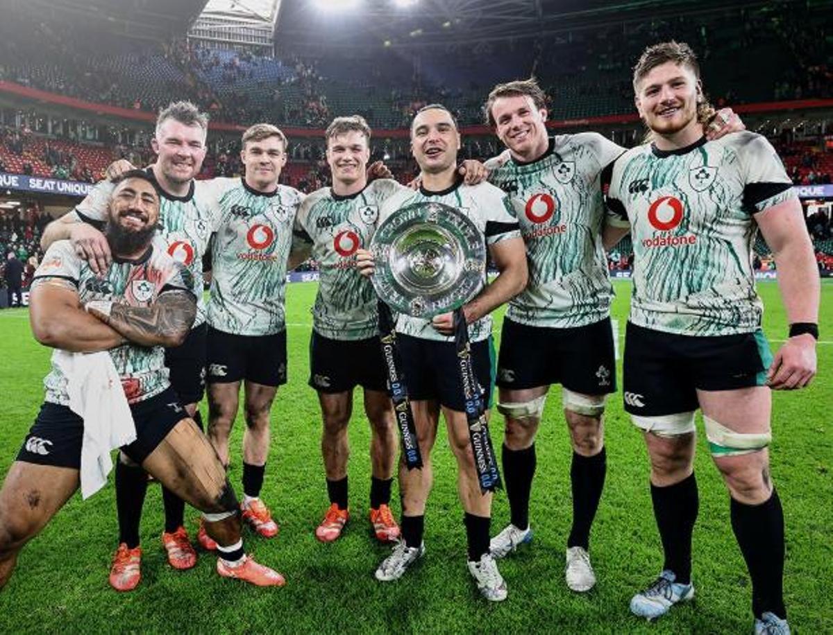 Los jugadores de Irlanda, con el trofeo de la Triple Corona