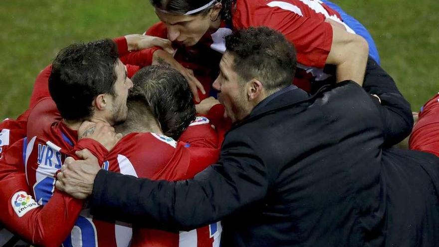 Simeone celebra con sus jugadores el 3-2 definitivo. // Juanjo Marín