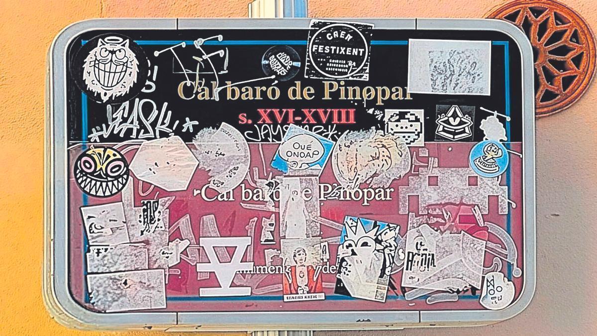 Rótulo explicativo vandalizado