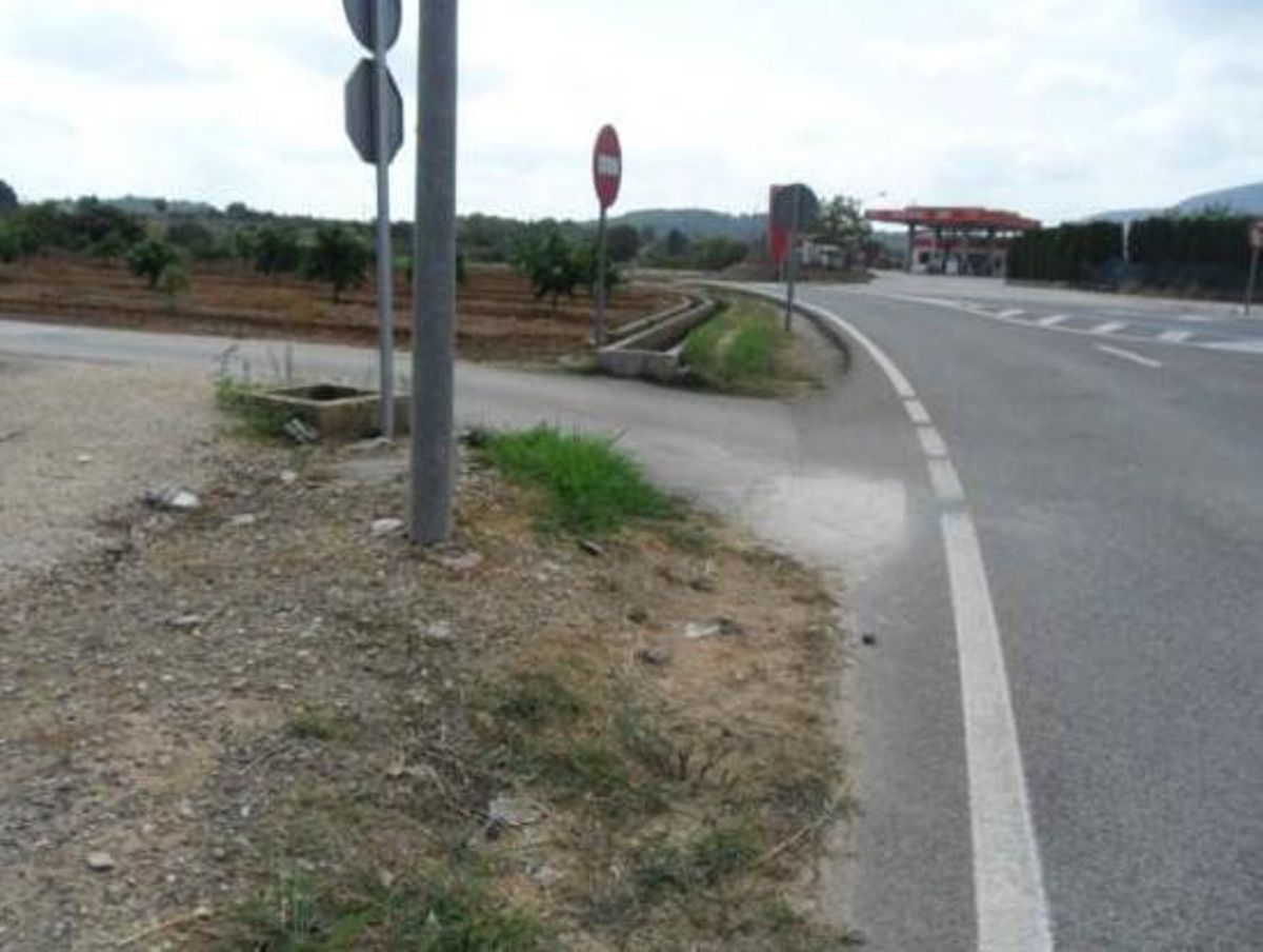 Acceso a un camino desde la CV-580 que será acondicionado con la intervención prevista.