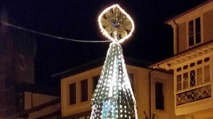 El árbol de Navidad hecho de CD que decora el centro de Salas.