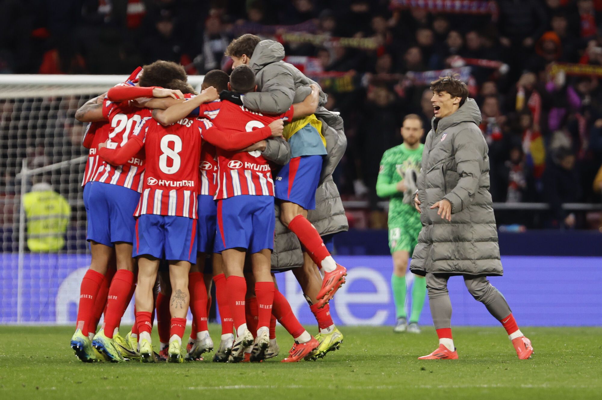 MADRID, 08/12/2024.- Los jugadores del Atlético de Madrid celebran la victoria del equipo rojiblanco a la finalización del encuentro correspondiente a la jornada 16 de Laliga EA Sports que han disputado hoy domingo Atlético de Madrid y Sevilla en el estadio Metropolitano, en Madrid. EFE / Sergio Perez.