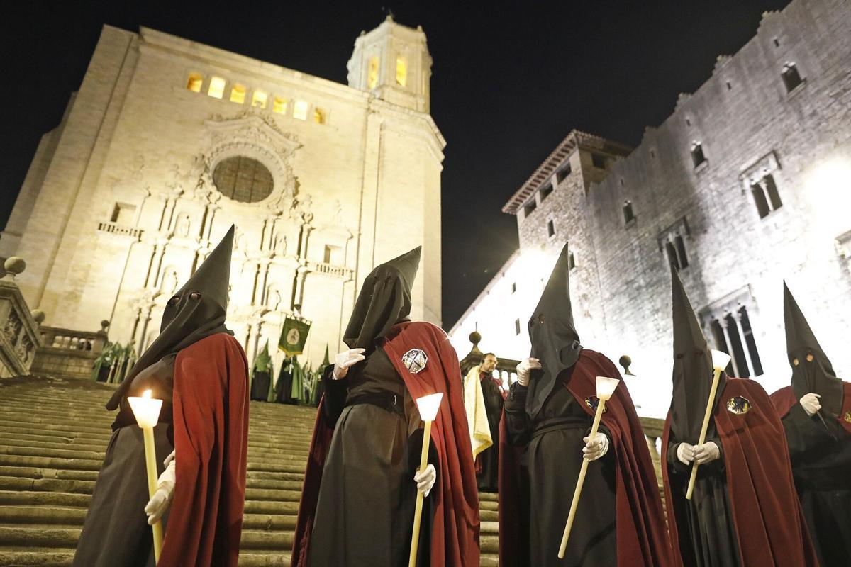 Girona. Catedral Barri Vell. Processo del Sant enterrament 2025. Setmana Santa.