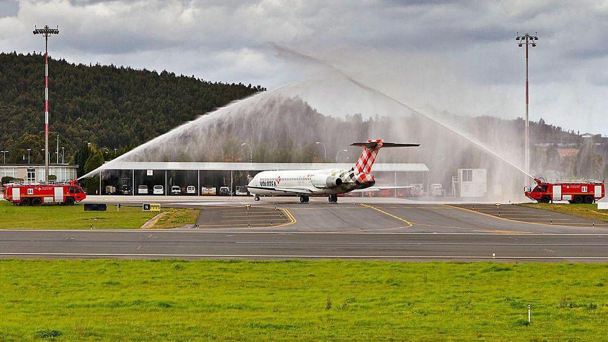 Llegada del primer vuelo de Bilbao de la empresa Volotea en abril de 2009.