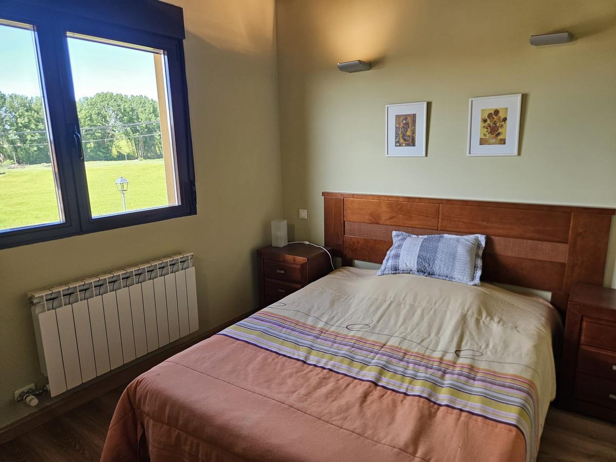 Una de las habitaciones del bar hotel de Nebreda, que el Ayuntamiento quiere volver a abrir en breve.