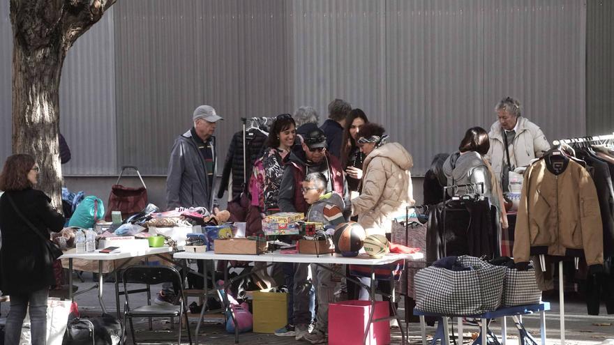 Els veïns del barri de Valldaura de Manresa omplen les voreres de productes que esperen una segona oportunitat