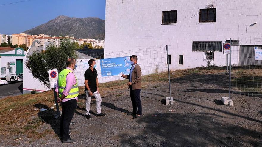 El concejal de Obras, Diego López, ayer, en la visita a las obras del polígono industrial.