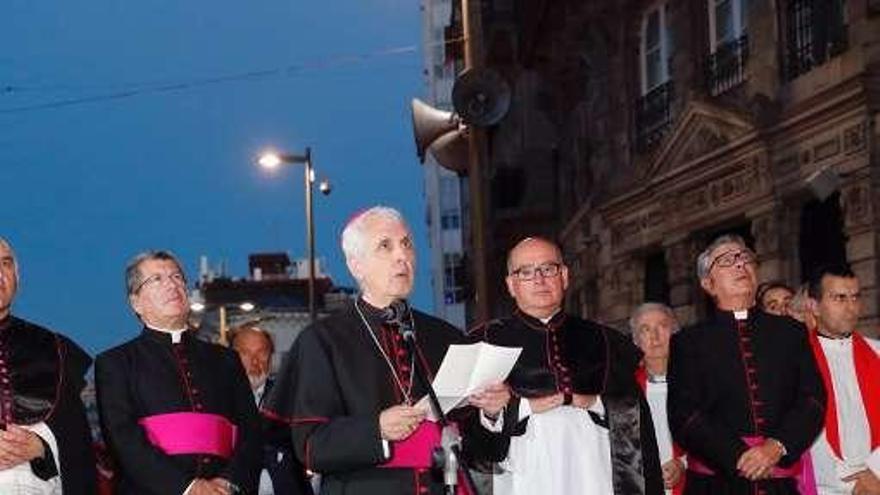 El obispo Luis Quinteiro Fiuza lee su plegaria