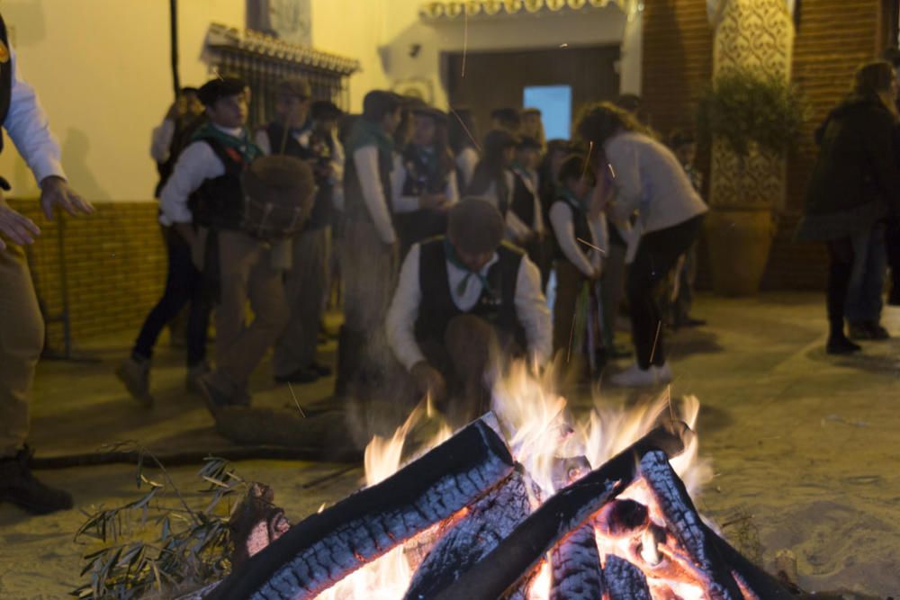 Fuego y villancicos acompañaron el camino de la Divina Pastora desde la ermita de la Veracruz