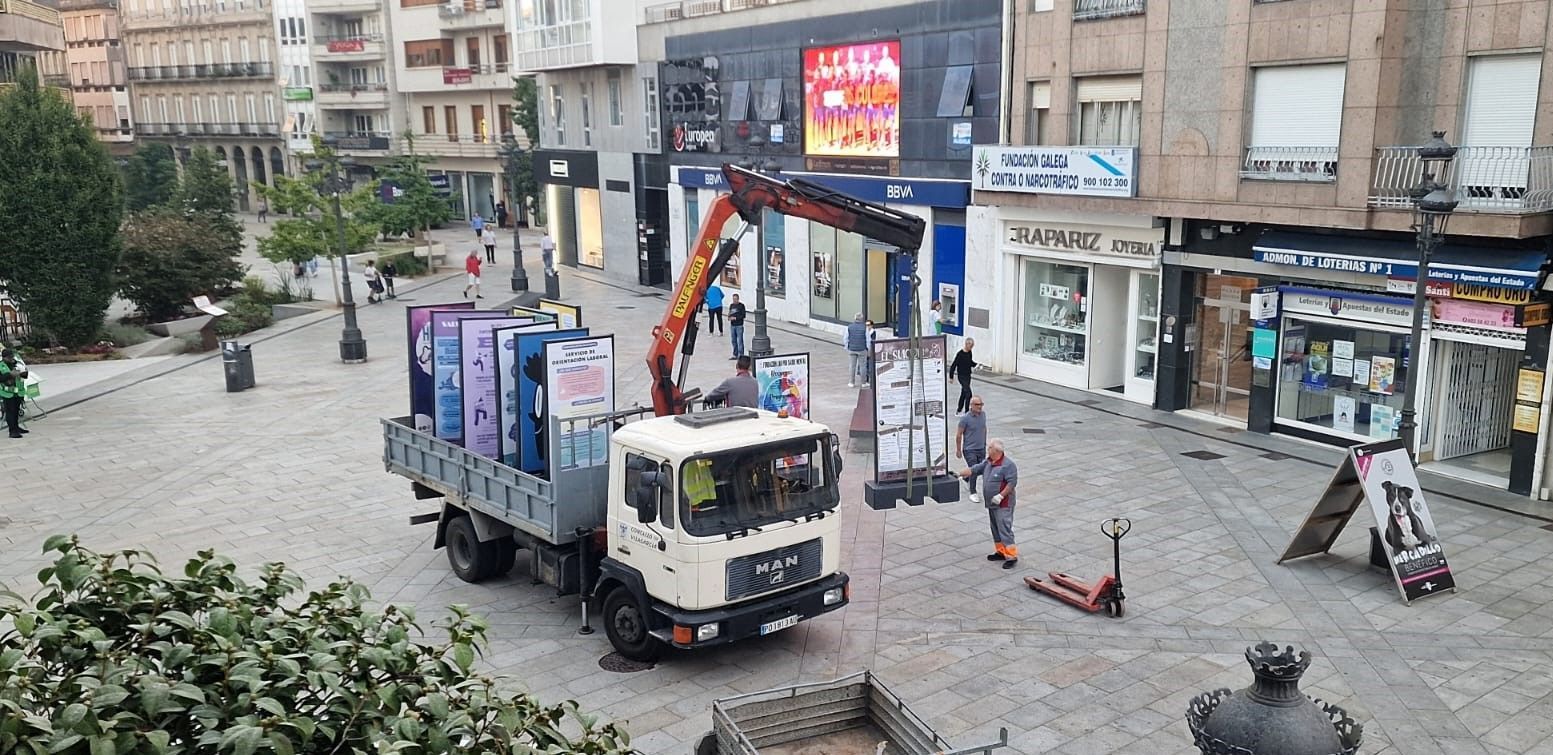 Así se montó la exposición de Lar Pro Saúde Mental, en la plaza de Galicia (Vilagarcía).