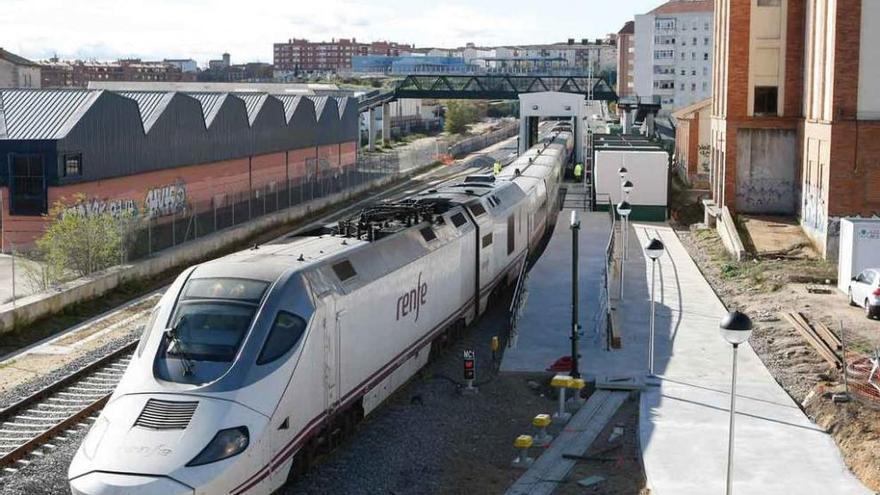 El tren pasa por el cambiador, ayer.