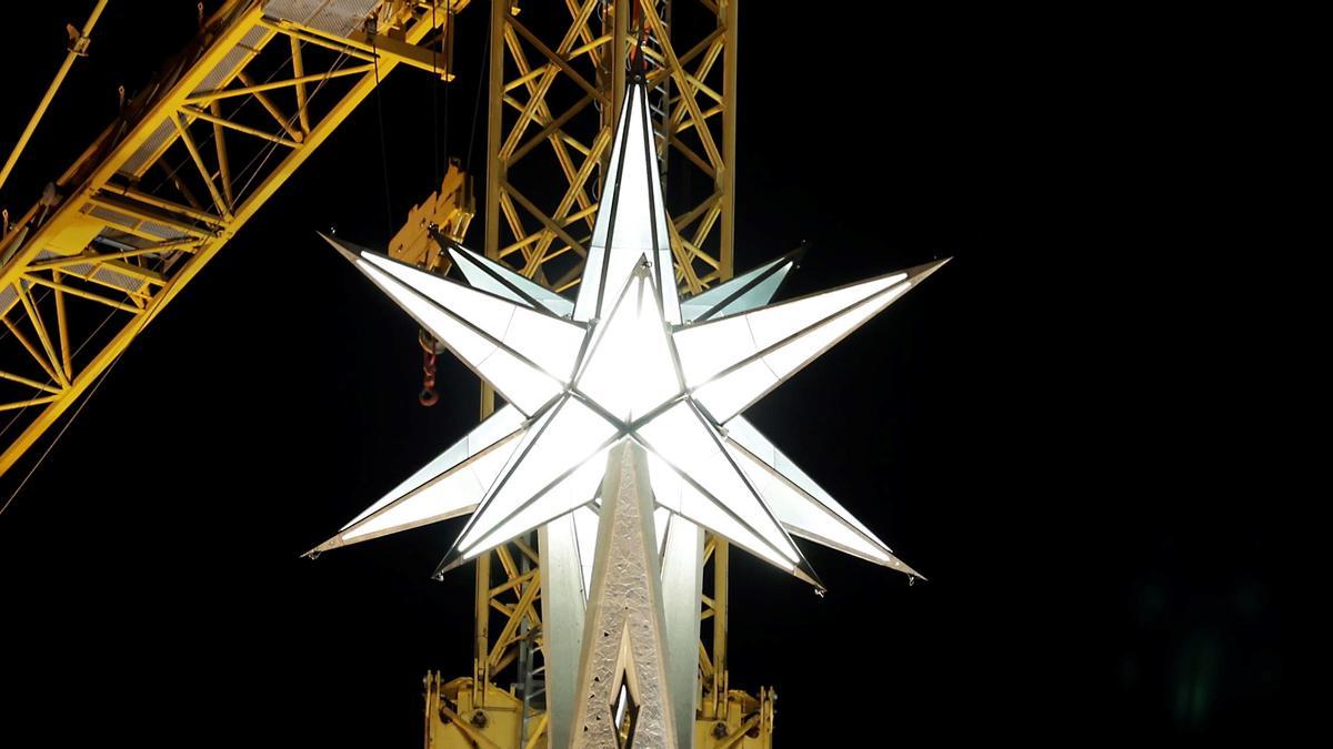 La estrella de la Sagrada Família ya ilumina Barcelona