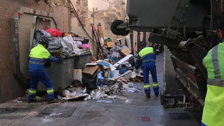 Operarios de Limasa, trabajando tras la última huelga.