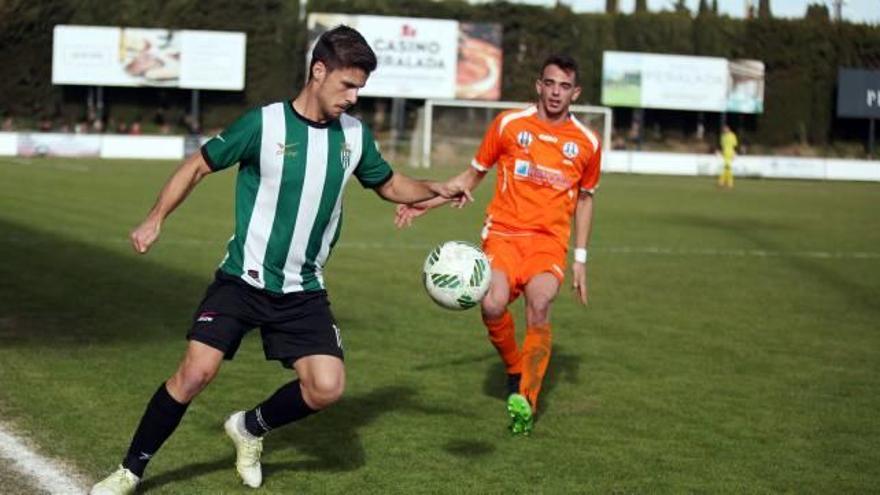 Pablo Carbonell controla la pilota durant el Peralada-Santfeliuenc d&#039;aquesta temporada.