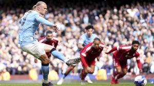 Haaland destrossa el Liverpool i el City avança en la Cup