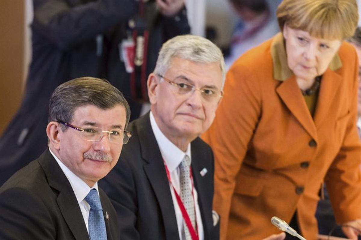 BRU90 BRUSELAS (BÉLGICA) 07/03/2016.- La canciller alemana, Angela Merkel (dcha), y el primer ministro turco, Ahmet Davutoglu (izda), asisten a una comida de trabajo durante la reunión especial con Turquía en Bruselas (Bélgica) hoy, 7 de marzo de 2016. Los jefes de Estado y de Gobierno de la UE celebran hoy una reunión especial con Turquía para dar un impulso al plan de acción dirigido a frenar la llegada de refugiados, para después tratar entre los Veintiocho otras medidas contra la crisis. EFE/Olivier Hoslet / Pool