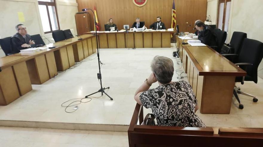 La cuidadora condenada por estafa, ayer, en la Audiencia.