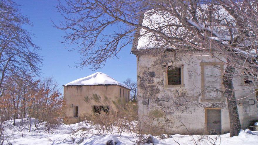 Ruinas de algunas de las casas de los jefes de las minas de Vilanova, cubiertas por la nieve en los meses de invierno.